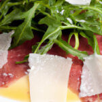 Carpaccio di manzo con rucola e scaglie di Parmigiano