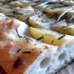 Focaccia con patate e rosmarino