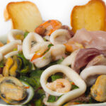 Insalata di mare con calamari, gamberi e cozze