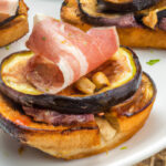 crostini con prosciutto cotto e melanzane grigliate