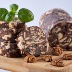 Realizza un delizioso salame di cioccolato senza cottura, perfetto per ogni occasione. Questo dessert unisce biscotti, cioccolato fondente e un tocco di liquore per un risultato irresistibile.