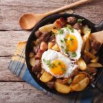 Patate Fritte con Carne, Pancetta e Uova in Padella