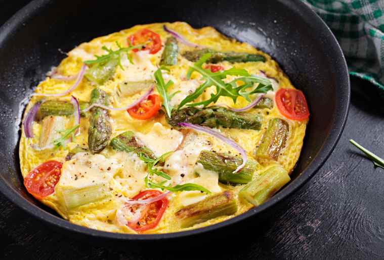 Frittata con Asparagi Formaggio e Pomodori